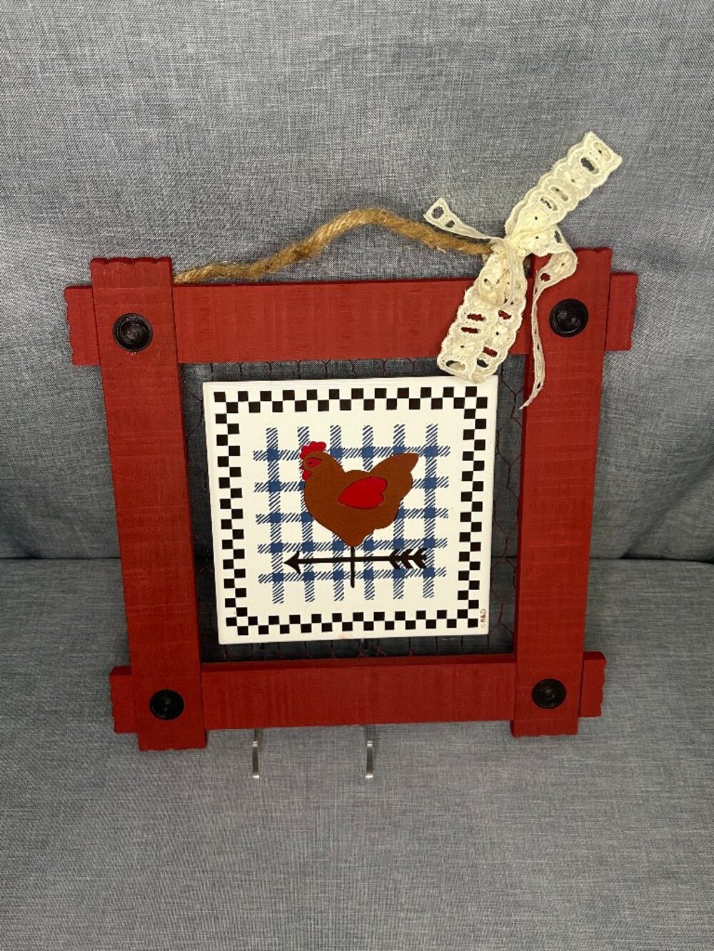 Wood Frame Chicken Wire Hanging Plaque ceramic Barnyard Scene Farmhouse Decor